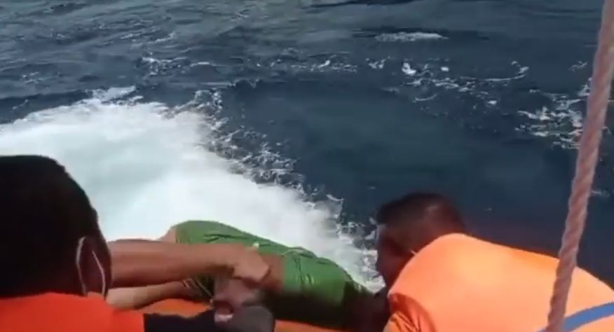 Tim SAR Basarnas mendapat pujian dari publik, setelah video mereka menyelamatkan seorang nelayan yang terjebak pusaran air di tengah laut viral di media-media sosial, Selasa (19/4/2022). [Instagram]