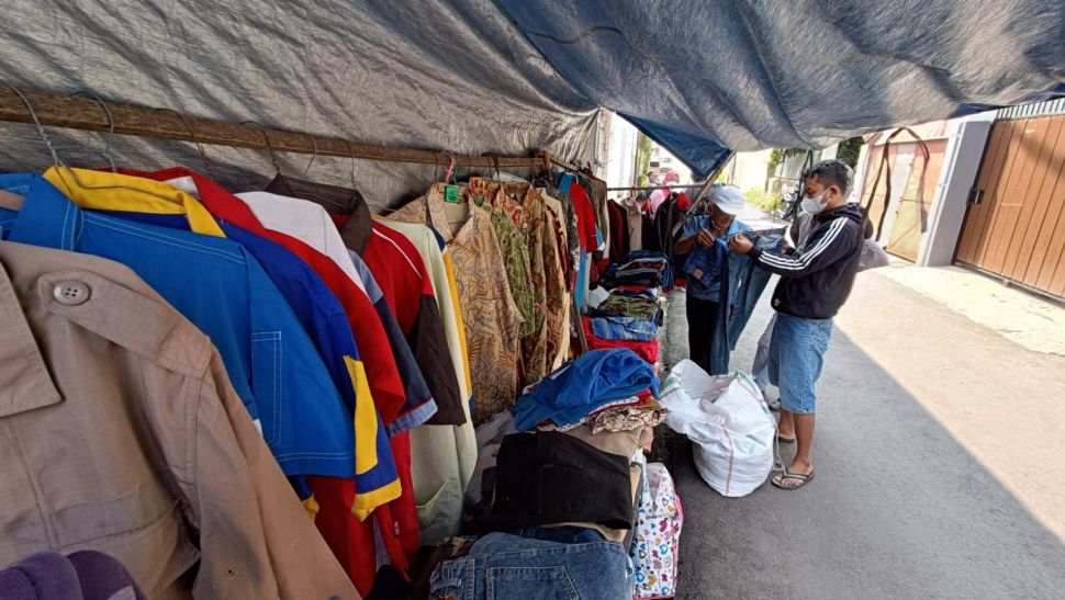 Para pelapak barang pakaian bekas menata dagangannya di Gang 1, Jalan Jenderal Suprapto, Purwokerto, Rabu (20/4/2022). [Suara.com/Anang Firmansyah]