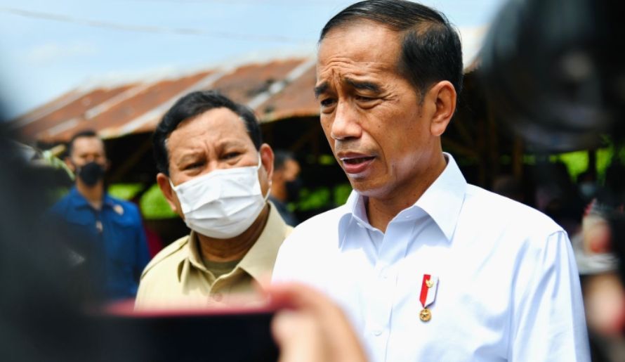 Presiden Joko Widodo atau Jokowi didampingi Menhan Prabowo Subianto usai meninjau Pasar Bangkal Baru, Kabupaten Sumenep, Jawa Timur, Rabu (20/4/2022). (Foto: Laily Rachev - Biro Pers Sekretariat Presiden)