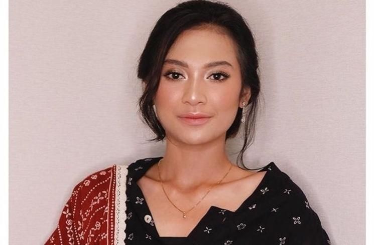 Potret Indah Permatasari Pakai Makeup Tebal (Instagram/@indahpermatas)