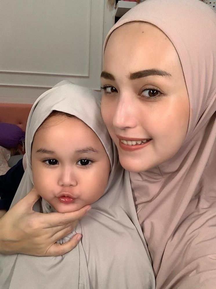 Anak Artis Pakai Hijab Sejak Bayi (instagram/@adeliapasha)