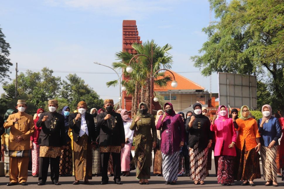 Bupati Ikfina Fahmawati usai melakukan apel peringatan hari Kartini.[SuaraJatim/Zen Arifin].