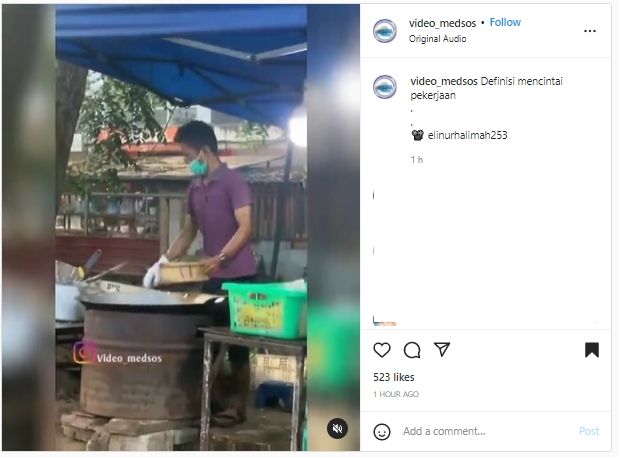 Joget Aduhai Sambil Memasak, Aksi Penjual Keripik Pisang Ini Bikin Salfok Pengendara. (Instagram/@video_medsos)