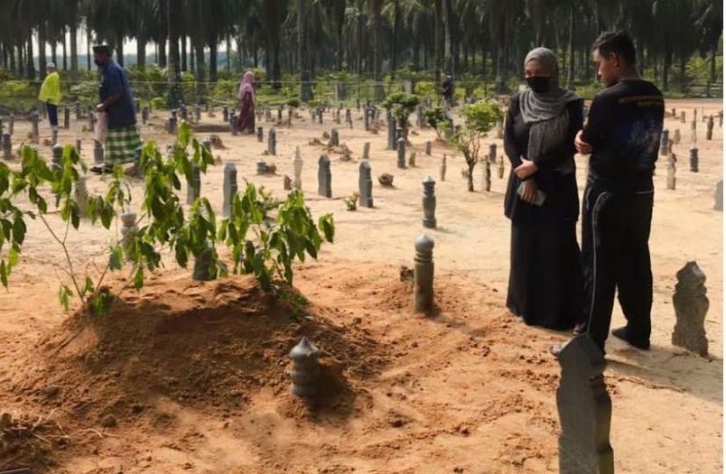 Fina dan Faisal berkabung di makam putri mereka. (Dok. mStar)