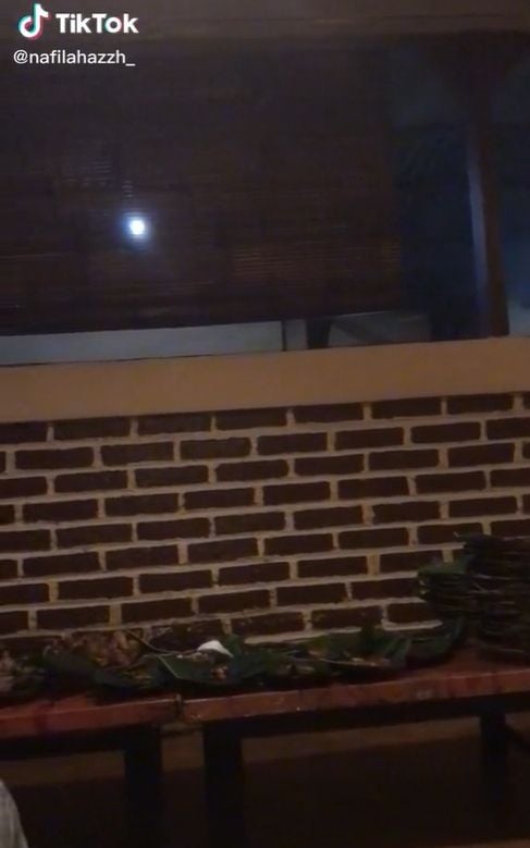 Dalam video yang diunggah akun TikTok @11nfilhsnlaz tersebut, tampak seorang lelaki tengah duduk di meja lesehatan untuk menunggu buka puasa bersama. [Instagram]