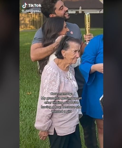 Viral Aksi Nenek Ngambek saat Tahu Dapat Cicit Laki-laki (tiktok.com/_daniflorez)