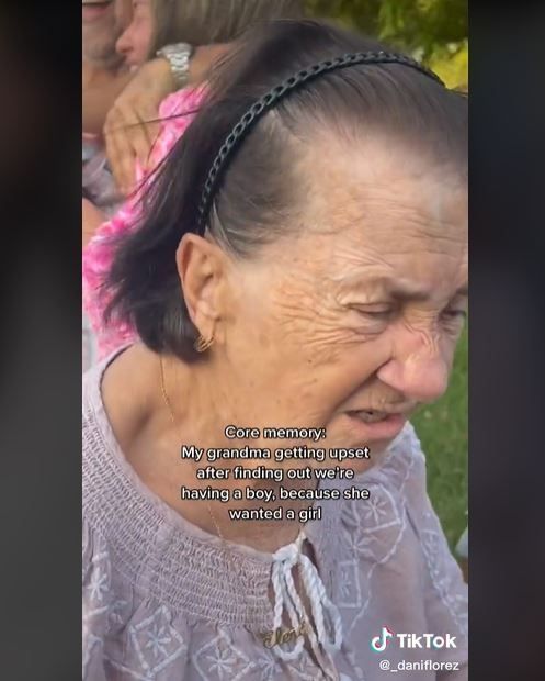 Viral Aksi Nenek Ngambek saat Tahu Dapat Cicit Laki-laki (tiktok.com/_daniflorez)