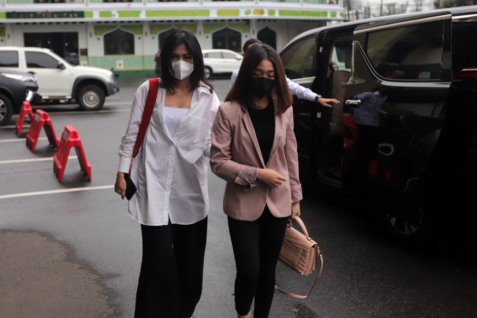 Selebgram Chandrika Chika (kanan) tiba untuk menjalani pemeriksaan di Polres Metro Jakarta Selatan, Kamis (21/4/2022). [Suara.com/Angga Budhiyanto]