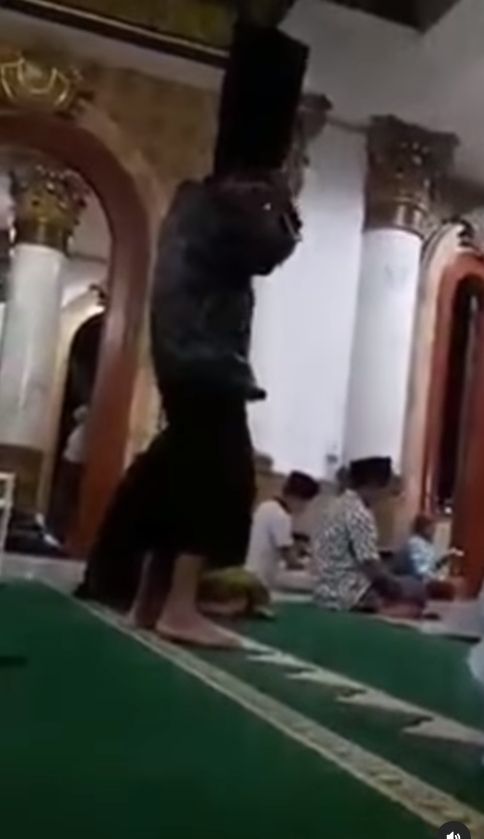 Komunitas dunia maya dihebohkan oleh potongan video yang memperlihatkan seseorang lelaki tengah melaksanakan salat di masjid. Peci orang itu berukuran tak biasa. [Instagram]
