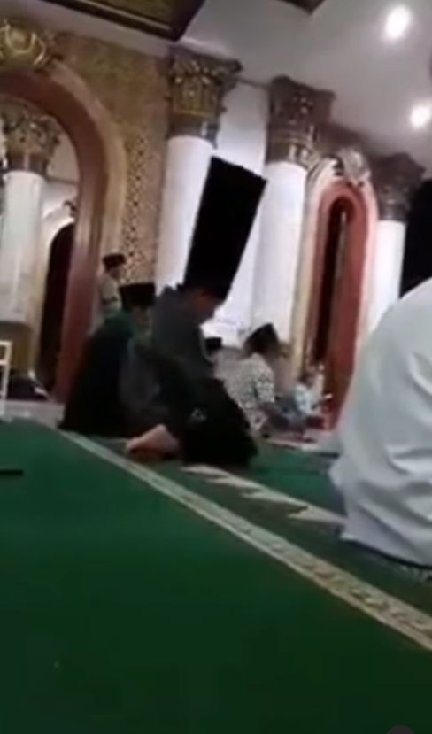 Komunitas dunia maya dihebohkan oleh potongan video yang memperlihatkan seseorang lelaki tengah melaksanakan salat di masjid. Peci orang itu berukuran tak biasa. [Instagram]
