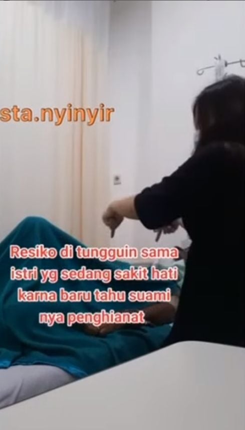 Publik dihebohkan oleh serangkaian video yang viral di media-media sosial, Jumat (22/4/2022), berisi seorang istri malah joget-joget saat menunggui suaminya dirawat di rumah sakit. [Instagram]