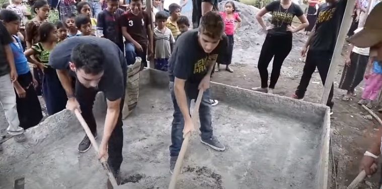Justin Bieber melakukan pekerjaan kuli saat membangun sekolah di Guatemala [YouTube/JBieberCOM Vídeos]