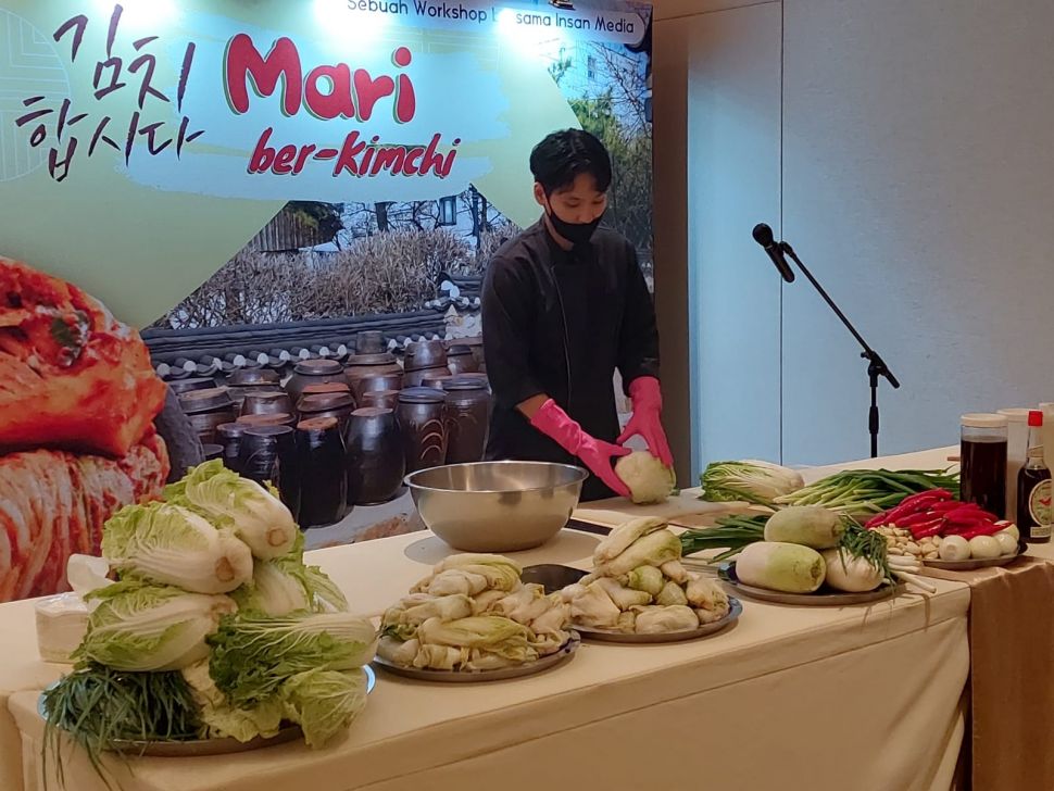 Chef Na Dae-hoon membuat kimchi. (Suara.com/Aflaha Rizal) 