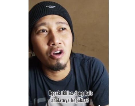 Tangkapan layar pria ingatkan untuk jangan tinggalkan salat. [TikTok]