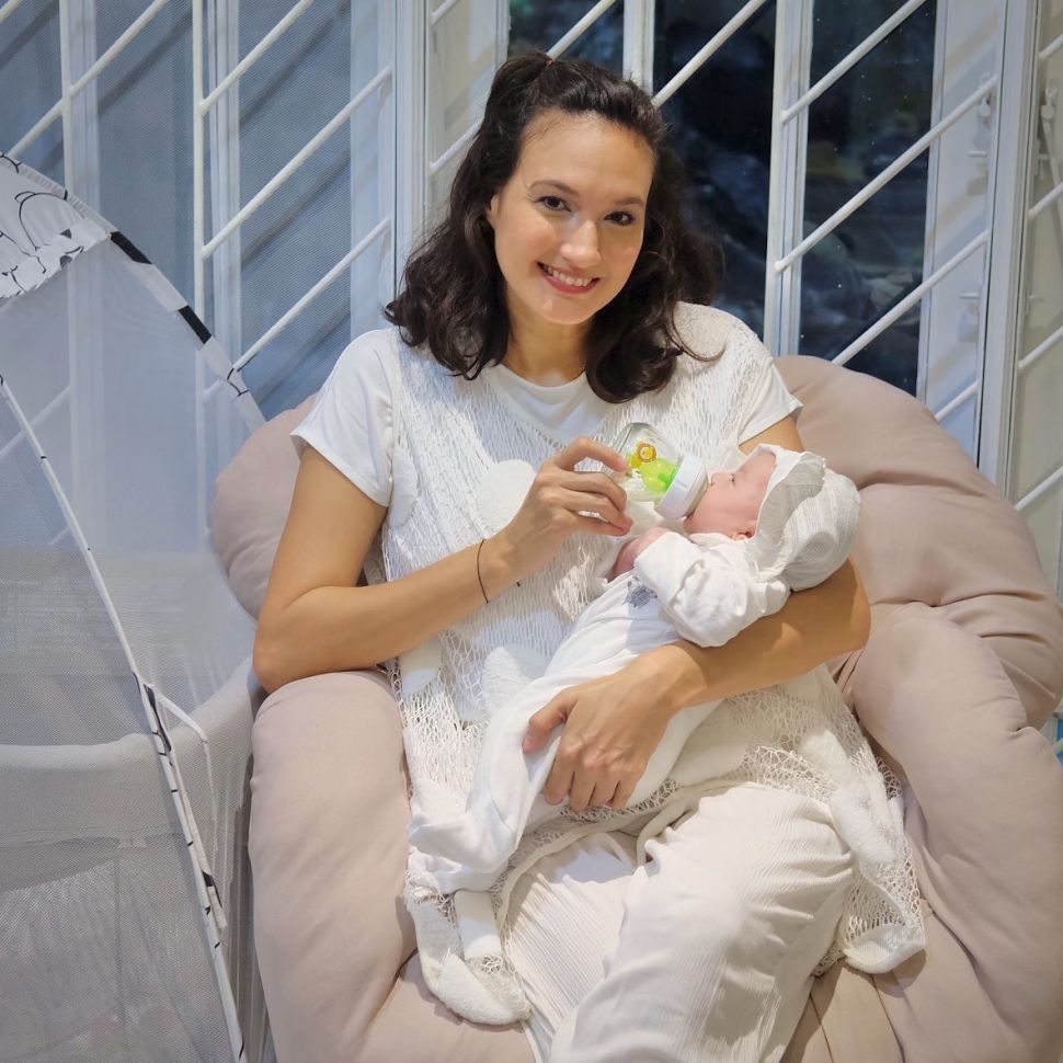 Gaya Nadine Chandrawinata Momong Baby Djiwa (Instagram/@nadinelist)