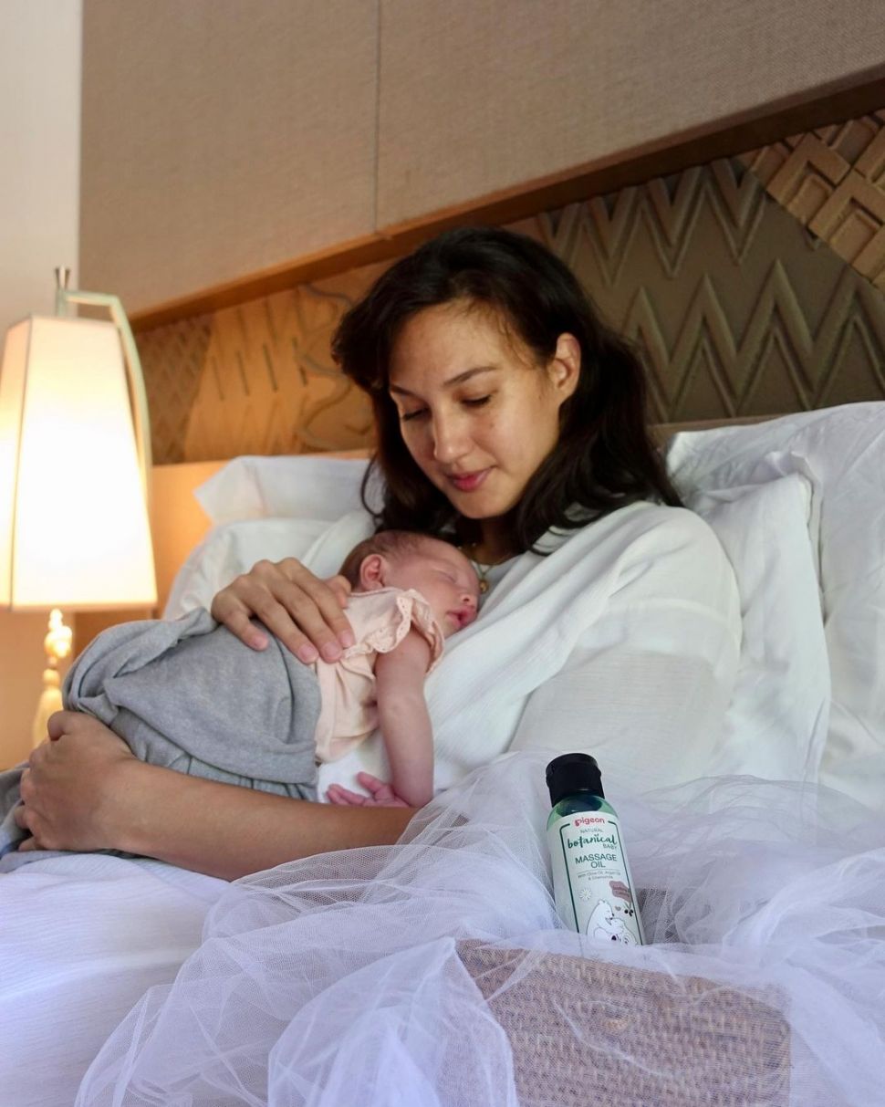 Gaya Nadine Chandrawinata Momong Baby Djiwa (Instagram/@nadinelist)