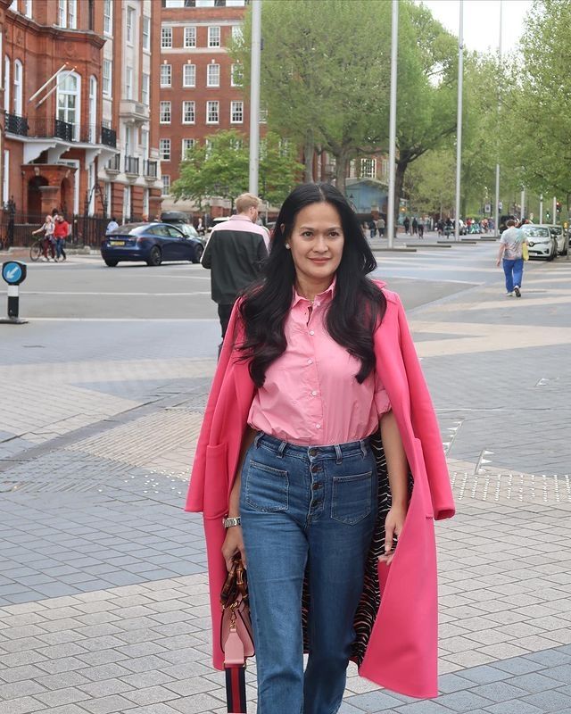 Potret Cantik Donna Harun di London (Instagram/donnaharunofficial)