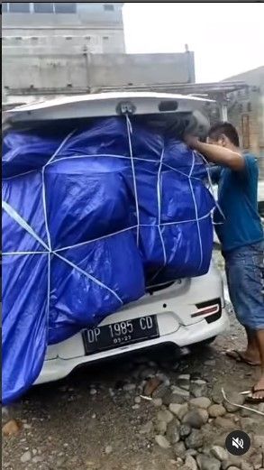 Packing Buat Mudik, Lelaki Ini Masukkan Motor Karung Hingga Kardus ke Bagasi Mobil. (Dok: Instagram/cemilcomel)