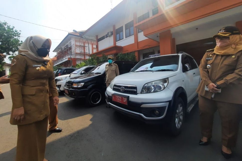 Bupati Mojokerto, Ikfina saat meninjau mobil dinas. (Dok: Pemkab Mojokerto)