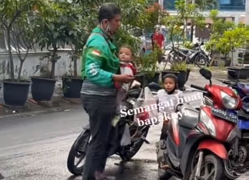 Seorang driver ojol mengantarkan pesanan sembari mengasuh kedua anaknya ini, membuat warganet terharu. [Instagram]