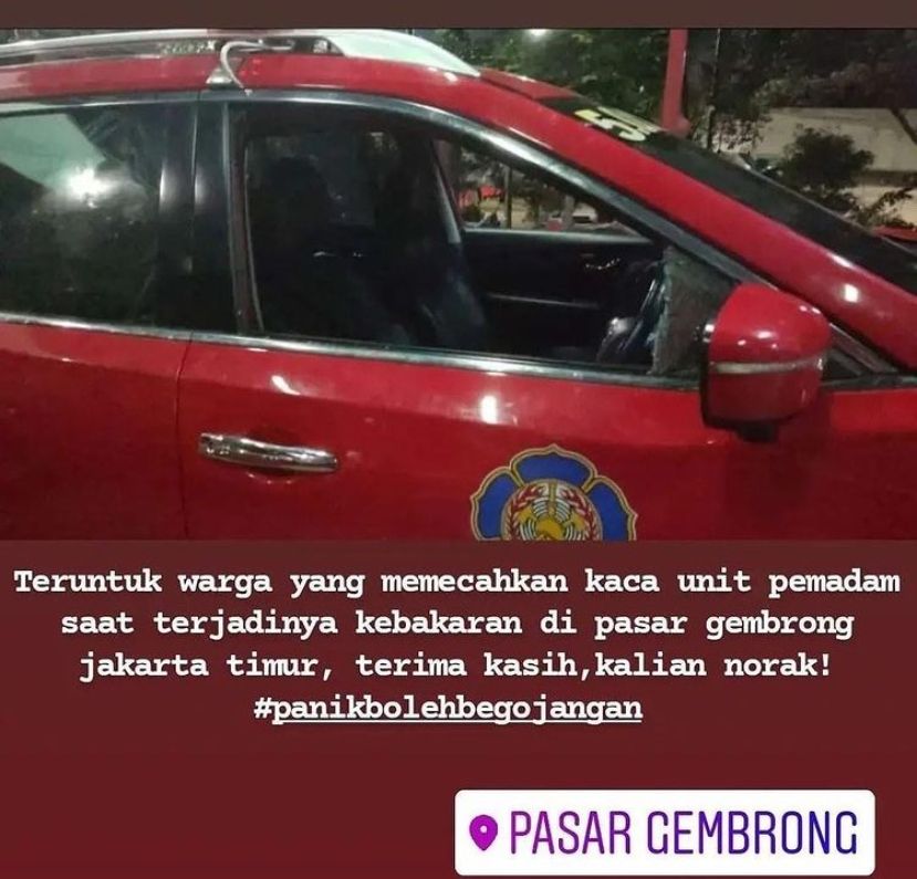 Publik dibuat marah setelah viral satu mobil petugas pemadam kebakaran atau damkar malah dirusak massa, saat mencoba memadamkan api yang meluluh-lantakkan Pasar Gembrong, Jakarta Timur, Minggu (24/4) akhir pekan lalu. [Instagram/warungjurnalis]