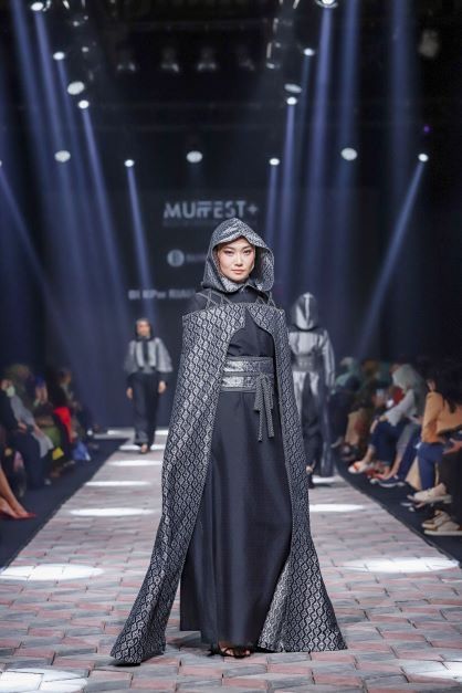 Tenun Riau bertema Ikat Siak ini sukses dibawa desainer Wignyo Rahadi dalam Muslim Fashion Festival+ atau Muffest+ 2022. (dok. Muffest+ 2022)