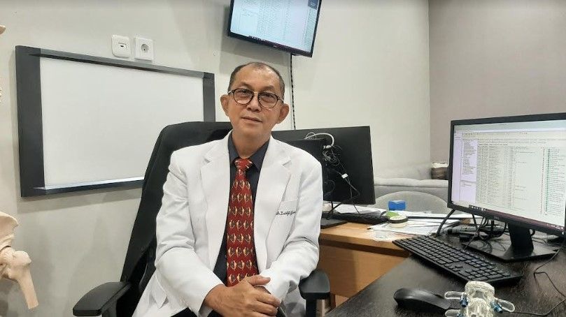 Chairman of Gatam Institute Eka Hospital Orthopedic & Spine Center, Dr. dr. Luthfi Gatam, Sp.OT. (Suara.com/Dini Afrianti)