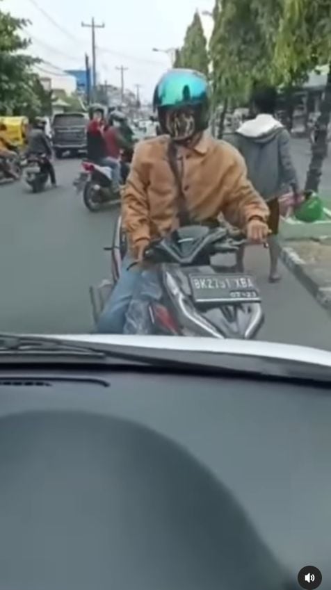 Video viral berisi rekaman seorang pengendara motor diduga menghalang-halangi laju ambulans yang membawa pasien sekarat akibat kecelakaan. [Instagram]