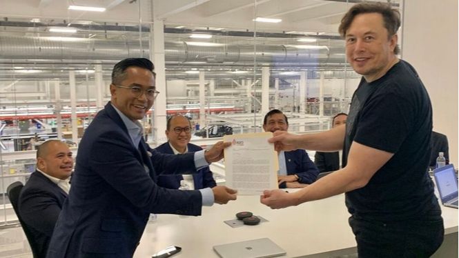 Potret gaya berpakaian Elon Musk (Kanan) saat bertemu Luhut dan jajaran pejabat lainnya (Twitter/labanux)