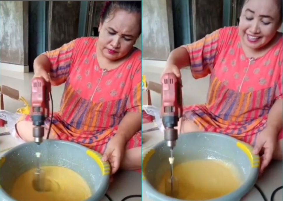 Ibu-ibu kreatif mengaduk adonan kue pakai bor. (Instagram/makassar_iinfo)