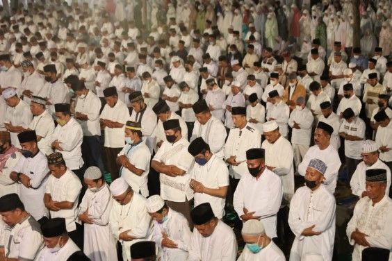 Pemerintah Kota Makassar menggelar salat subuh berjemaah di Anjungan Pantai Losari [SuaraSulsel.id/Istimewa]