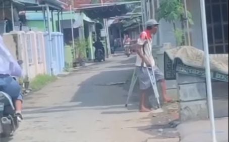 Seorang lelaki berusia tua tepergok berpura-pura sakit demi mendapat belas kasihan serta sumbangan warga. [Instagram]