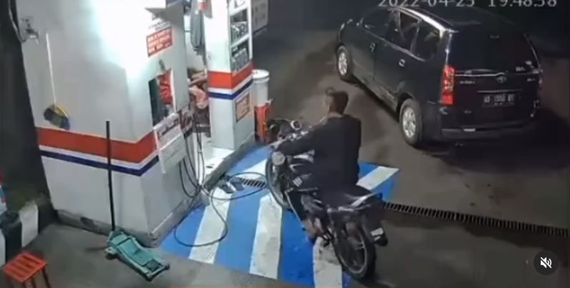 Seorang pemabuk membuat keributan di stasiun pengisian bahan bakar umum alias SPBU. Dia juga menantang penjaga SPBU untuk berkelahi. [Instagram]