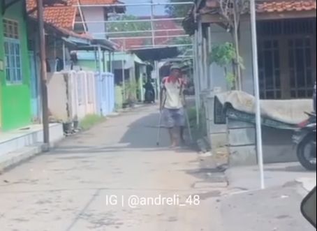 Seorang lelaki berusia tua tepergok berpura-pura sakit demi mendapat belas kasihan serta sumbangan warga. [Instagram]