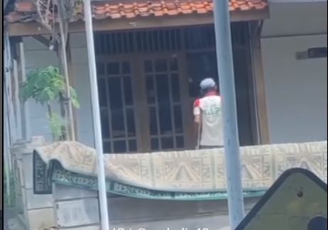 Seorang lelaki berusia tua tepergok berpura-pura sakit demi mendapat belas kasihan serta sumbangan warga. [Instagram]