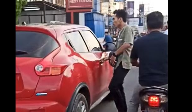 Seorang emak-emak di Lubuklinggau, Sumatera Selatan, menjadi tenar di komunitas online Tanah Air, setelah aksinya meloncat ke kap mobil yang tengah berjalan, viral di media-media sosial. [Facebook]