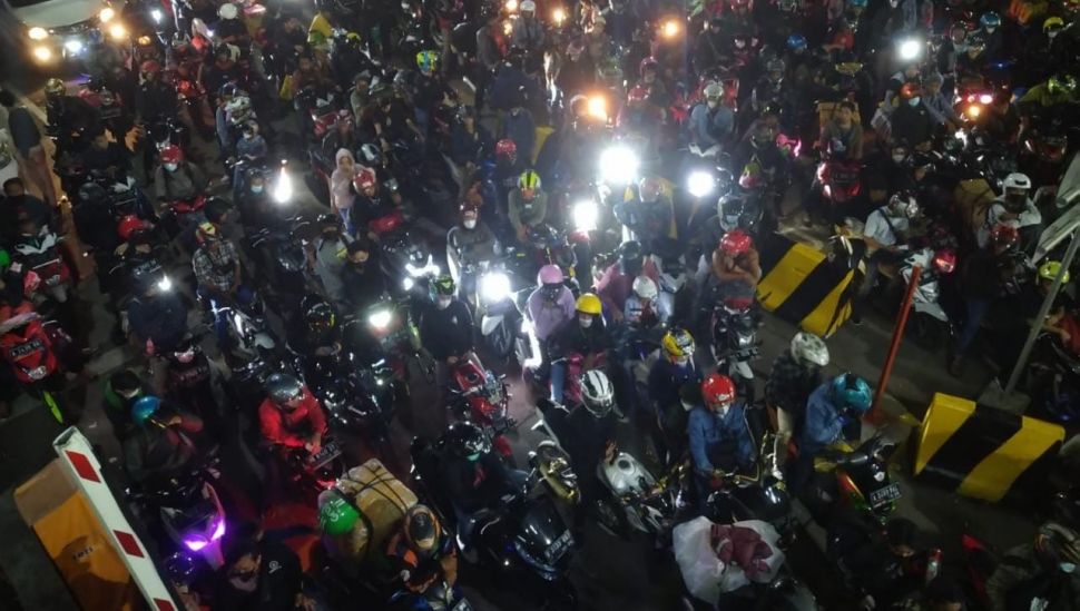 Ratusan pemudik sepeda motor nekat terobos petugas untuk naik kapal di Dermaga 2 Pelabuhan Merak, Rabu (27/4/2022). [SuaraBanten.id/Firasat Nikmatullah]