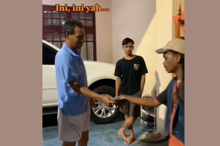 Seorang pengamen menjadi viral di media-media sosial, setelah reaksinya ditantang warga menyanyikan 150 lagu dinilai lucu serta polos oleh warganet. [Instagram]