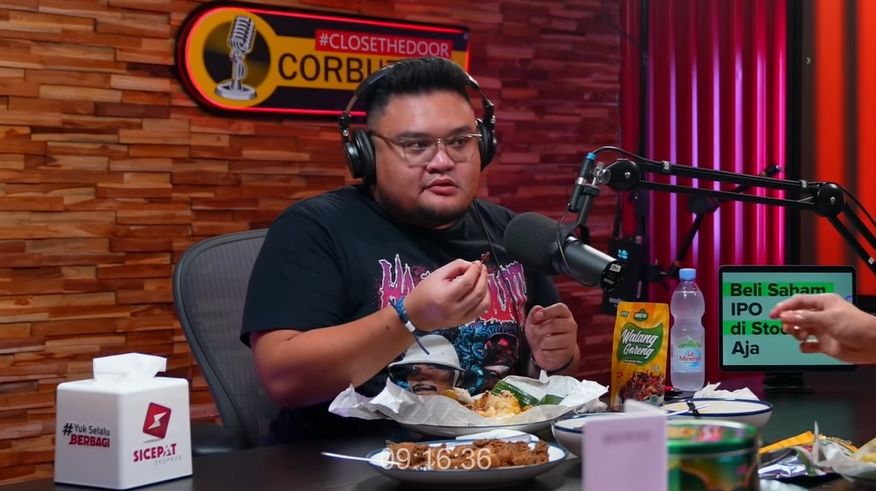 Bang Mpin saat mukbang makanan ekstrem bersama Deddy Corbuzier di YouTube podcast. (YouTube/Deddy Corbuzier)