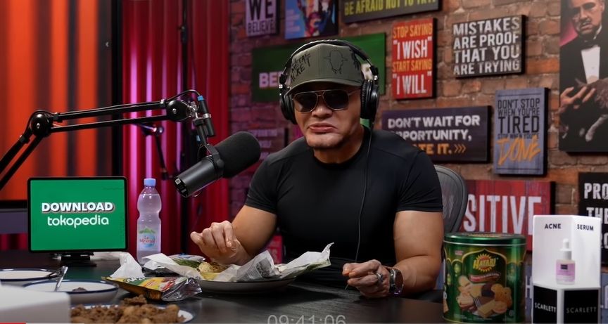 Raut wajah Deddy Corbuzier berubah usai cicipi belalang goreng untuk pertama kali. (YouTube/Deddy Corbuzier)