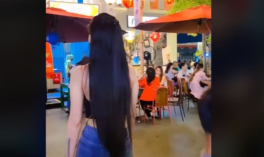 Seorang perempuan melakukan sosial eksperimen memakai busana seksi dan lewat di tengah-tengah keramaian. Diduga, hal itu dilakukan di Bali. [TikTok]