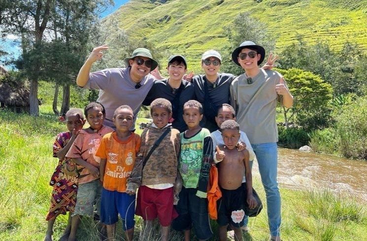 Potret Jerome Polin dan Waseda Boys di Papua (Instagram/@skzk_yusuke)