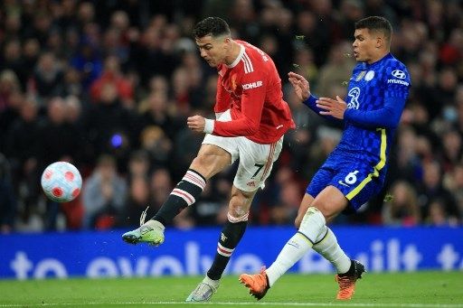 Striker Manchester United Cristiano Ronaldo (kiri) menendang bola melewati bek Chelsea Thiago Silva (kanan) untuk mencetak gol pertama mereka pada pertandingan sepak bola Liga Premier Inggris antara Manchester United dan Chelsea di Old Trafford di Manchester, Inggris, pada 28 April, 2022.Lindsey Parnaby/AFP