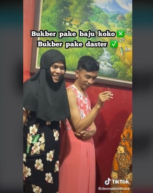 Viral Bapak-bapak Buka Bersama Pakai Daster (tiktok.com/deonsetiadinata)