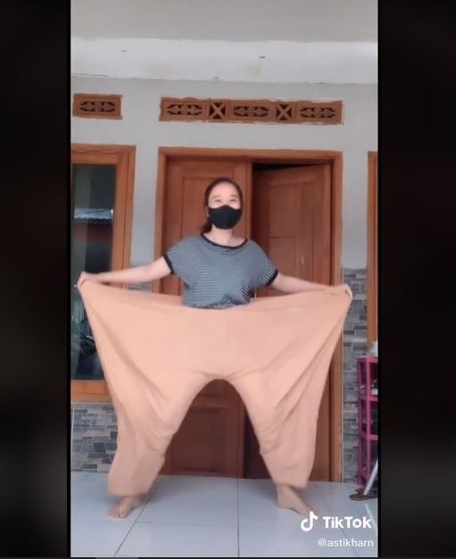 Viral Wanita Beli Celana Ukuran Jumbo (tiktok.com/astikharn)