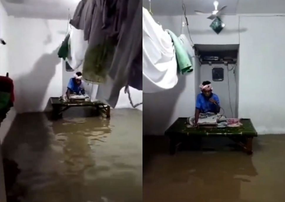 Bapak ini Tetap Baca Al-Quran Pakai Toa Masjid Meski Seruangan Tergenang Banjir. (Instagram/terangmedia)
