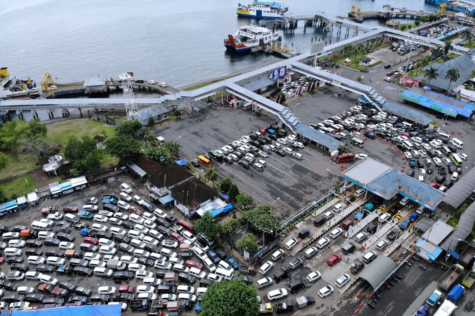 Foto udara kendaraan pemudik yang diarahkan ke kantong parkir pos kargo sebelum memasuki area Pelabuhan Gilimanuk di Jembrana, Bali, Jumat (29/4/2022). ANTARA FOTO/Fikri Yusuf