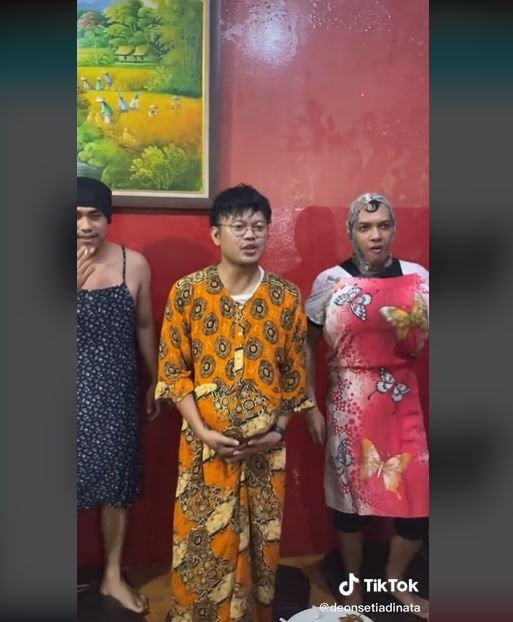 Viral Bapak-bapak Buka Bersama Pakai Daster (tiktok.com/deonsetiadinata)