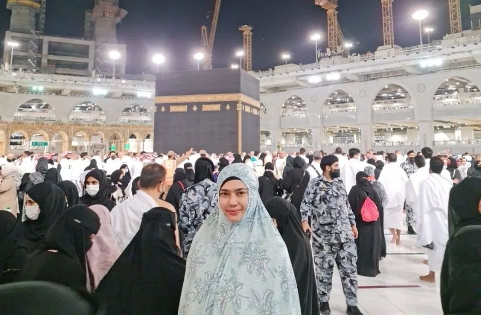 Potret Catherine Wilson Berhijab Sepulang Umrah (instagram/@cathrinewilson)