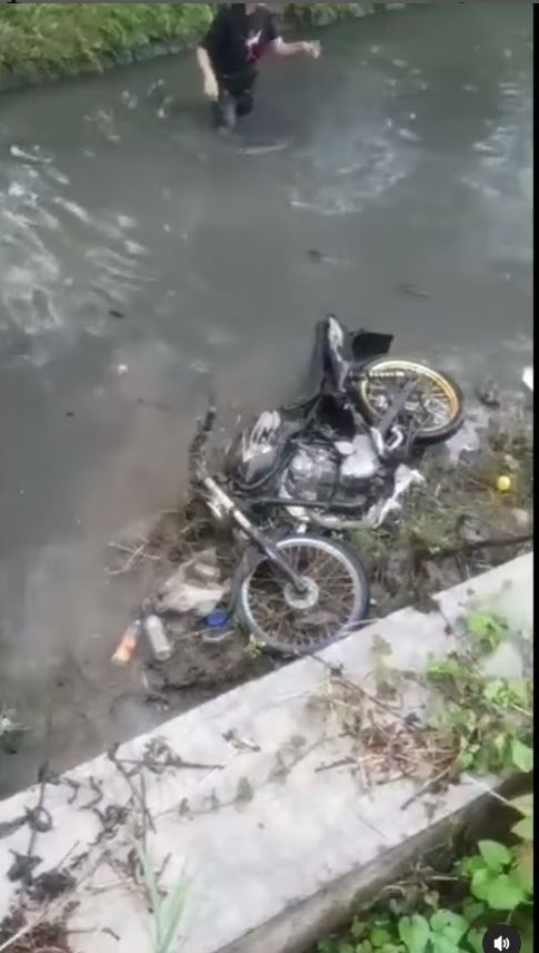 Seorang cewek ABG terjebur sungai di Desa Balongdowo, Kecamatan Sidoarjo, Jawa Timur. Namun, saat hendak ditolong warga, remaja putri itu menolak. [Instagram]